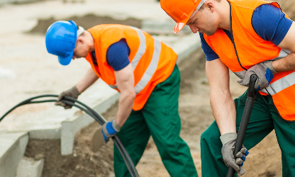 Sześć stóp pod ziemią — jak wybrać i poprowadzić kabel zewnętrzny?