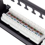 Patch panel kategoria 6 19 cali 1U 24xRJ45 UTP czarny z organizerem kabli